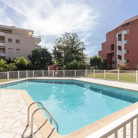 Apartmán Pretty Swimming Pool And Sea