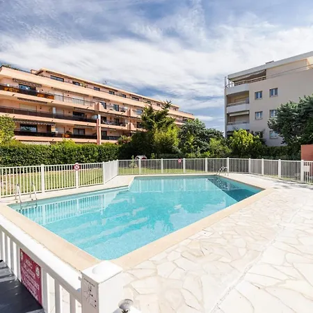 Pretty Swimming Pool And Sea Apartmán