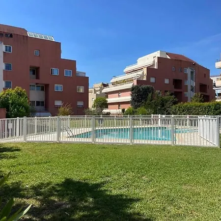 Pretty Swimming Pool And Sea * Cagnes-sur-Mer