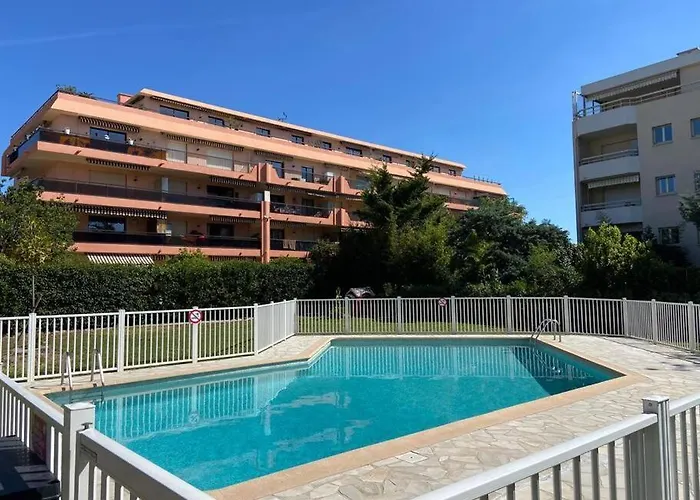 Апартаменты Pretty Swimming Pool And Sea