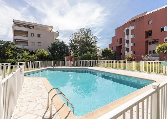 Апартаменты Pretty Swimming Pool And Sea