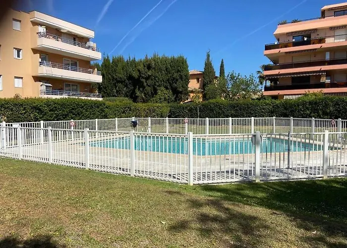 Pretty Swimming Pool And Sea Апартаменты Кань-сюр-Мер