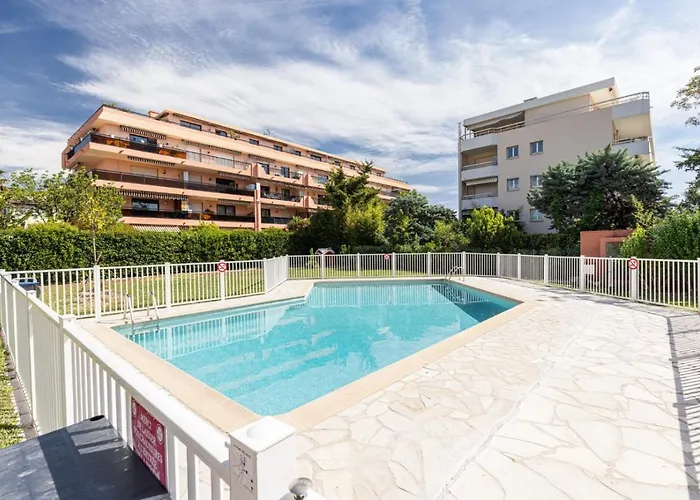 Pretty Swimming Pool And Sea Апартаменты